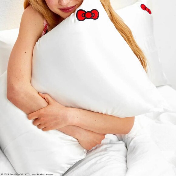 Kitsch X Hello Kitty Collab Satin Pillowcase - Picture 3 of 3